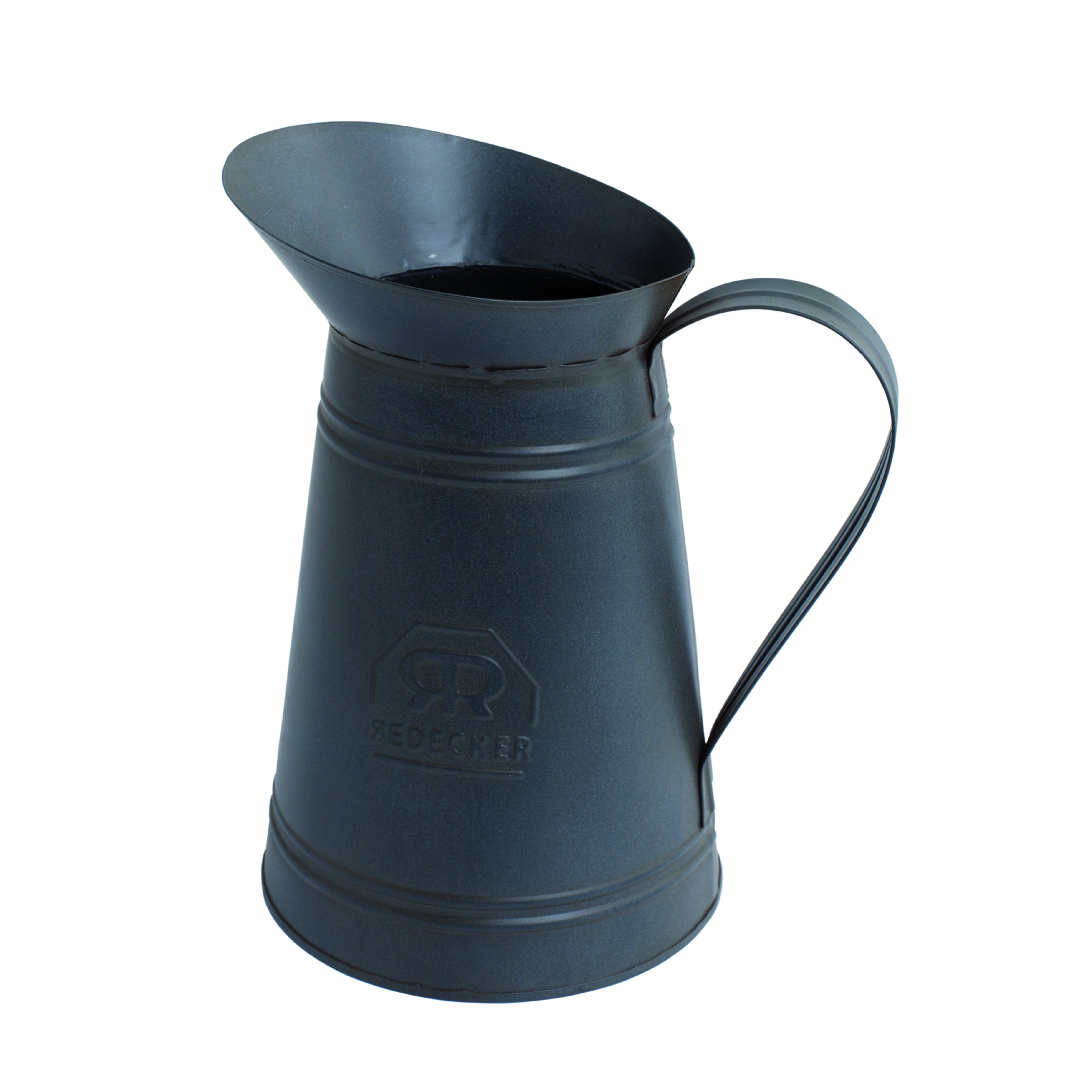 Großer Krug aus Metall